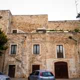 Sul prospetto laterale sono invece ben evidenti le sovrapposizioni strutturali dell�edificio...